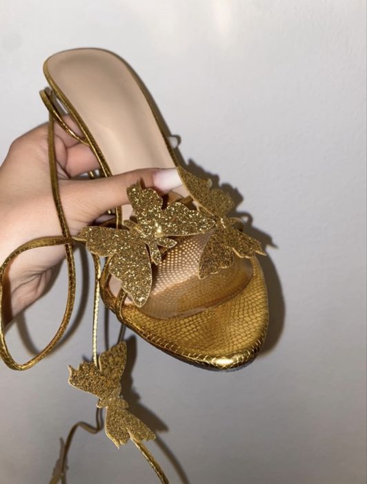 Sandale cu toc cu fluturi