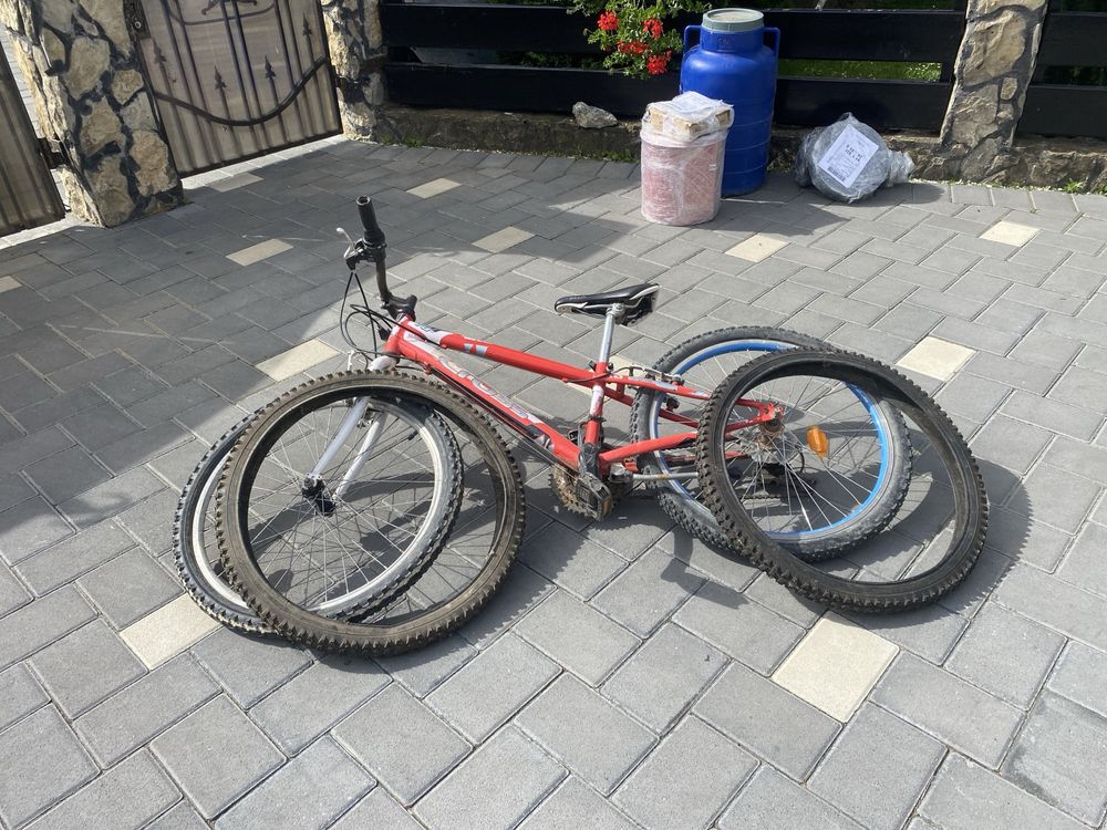 Bicicleta cross dau cu doua cauciucuri