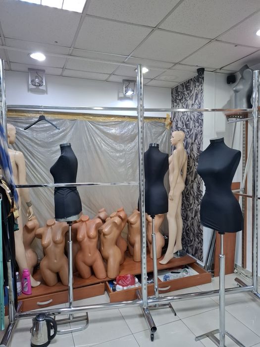 Vând mobilier magazin haine