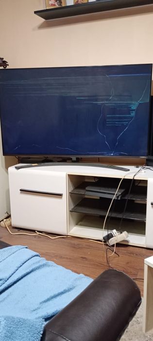 Продавам неработещ телевизор LG-49"
