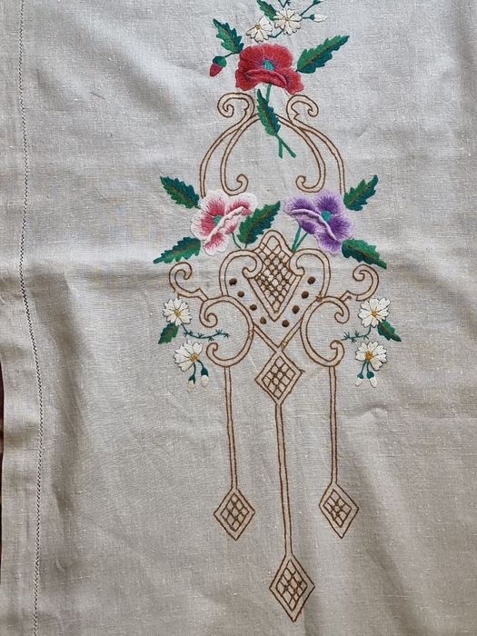 Занавеси и скатерть.