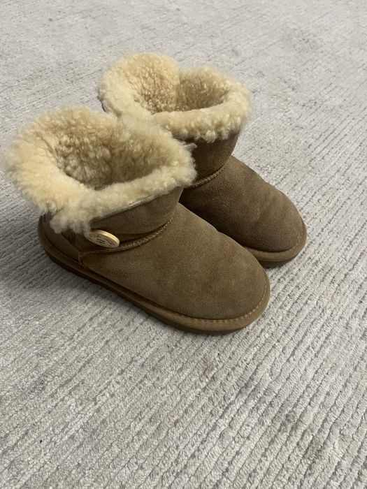 Угги на девочку 32 размер очень теплые очень мало одевали почти новые