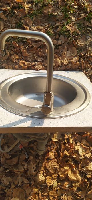 Раковина и смеситель для кухни.