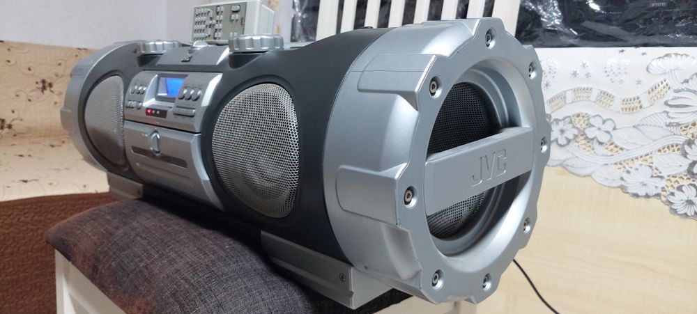 Vând sistem Boombox JVC RV-NB10B în stare perfectă de funcționare