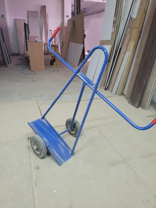 Căruț manipulat marfa