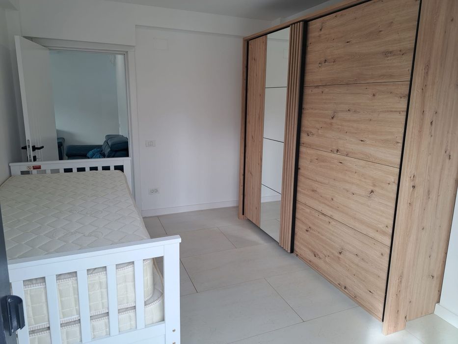 Inchiriez apartament 3 camere LUX Navodari Centru