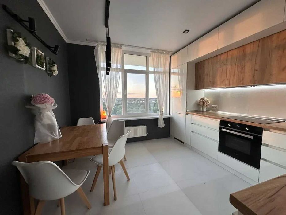 Дава се под наем Тристаен апартамент в София, Център - 90 кв.м за 510 € - Снимка #1