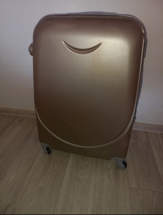 Продам новый чемодан