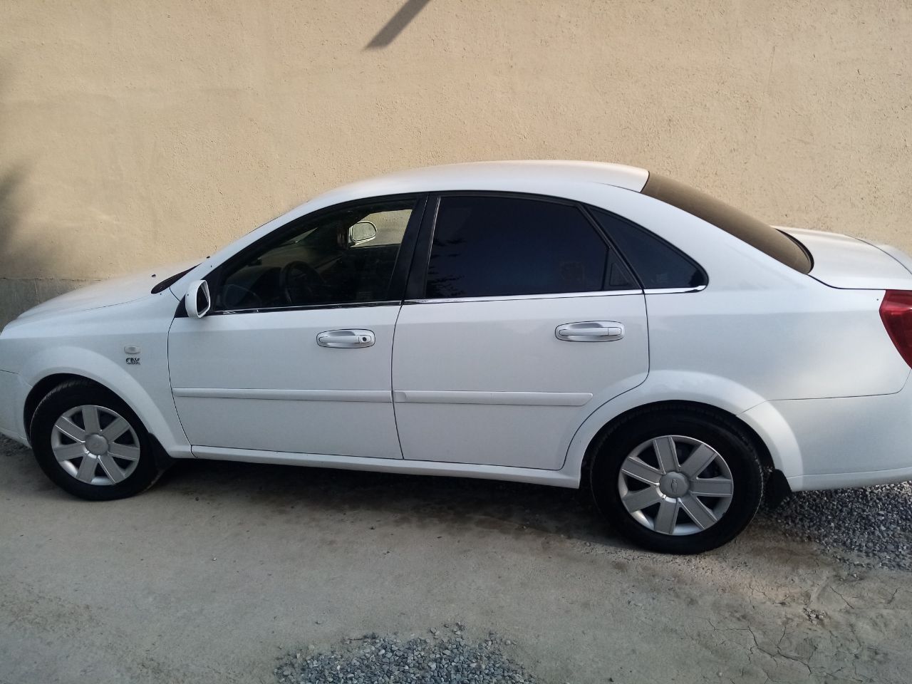 Lasetti 1.8 mexanika. Holati yaxshi. Metan. Ishga minib turgan moshina