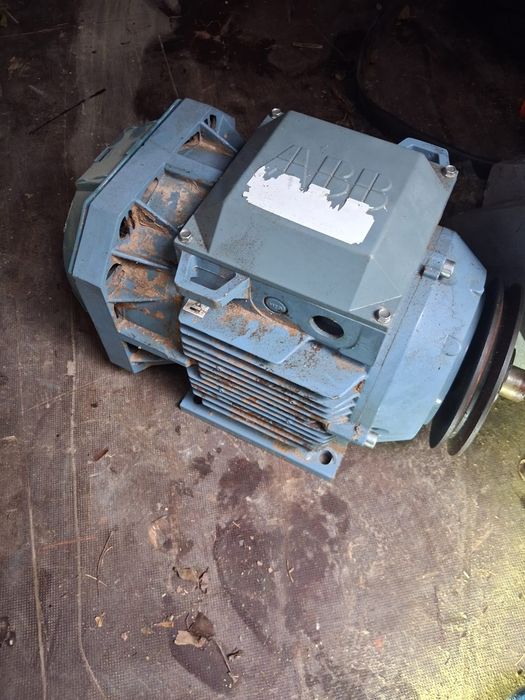 Vând motor 380 aproape nou