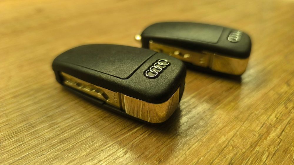 Комплект оригинални ключове за Ауди като НОВИ! 2 броя