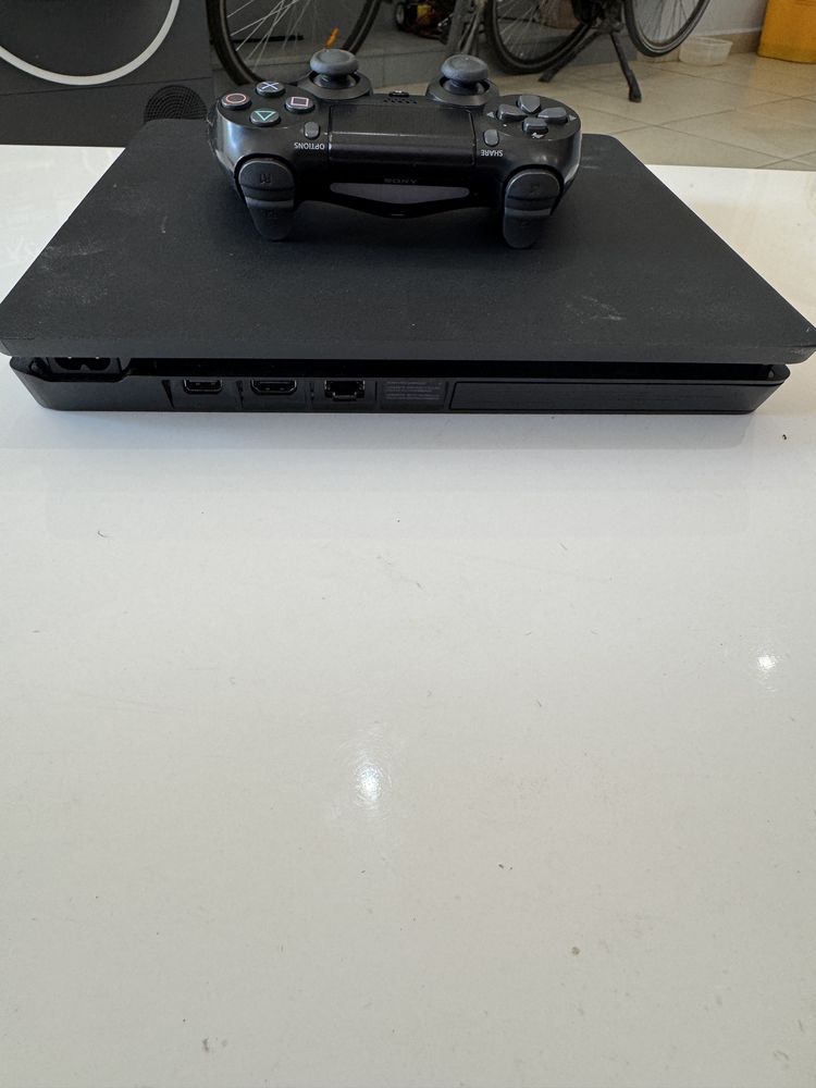 Play Station 4 Slim