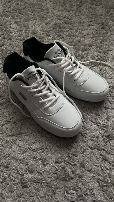 Белые кеды, обувь