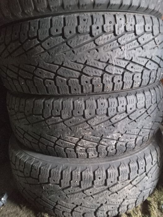 Продам комплект зимней резины размер  275/65 R18 .