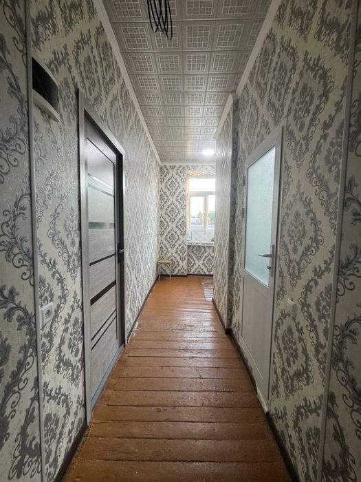 Прадается 1 ком квартира центир наваий памитник 2/х етажни дом 2 етаж