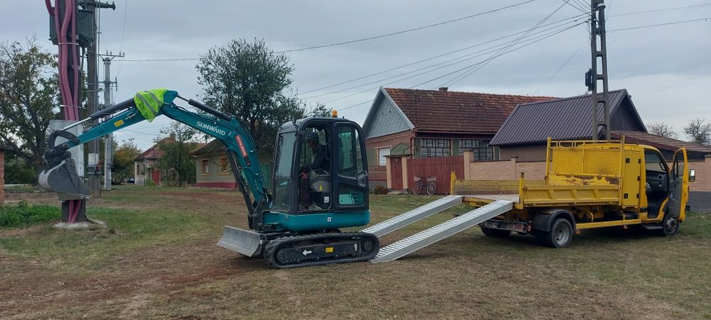 Transport sorturi și efectuez lucrări cu miniexcavator.