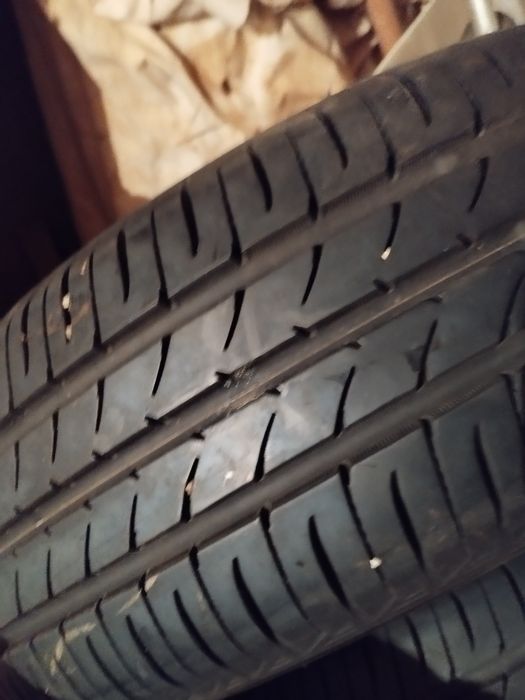 Продавам летни гуми.165/70 R13. С добър грайфер. Четири броя.