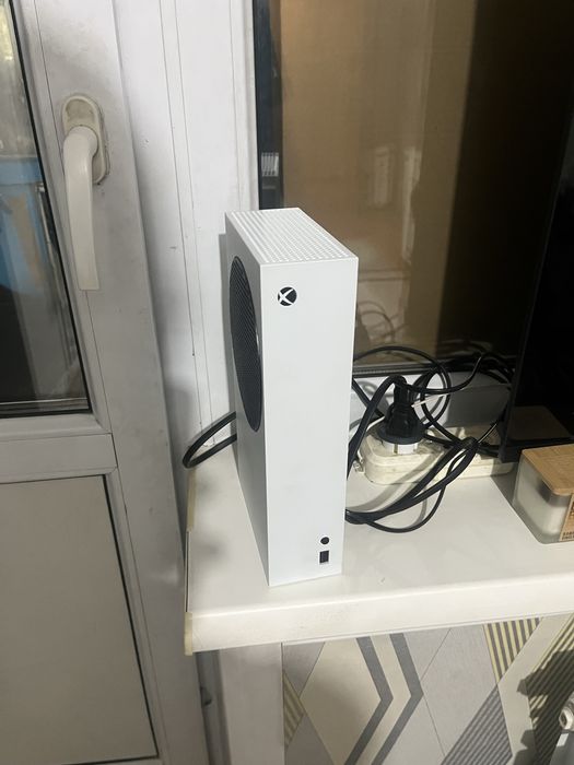 Xbox s series с коробкой джостиками и акб торг уместный