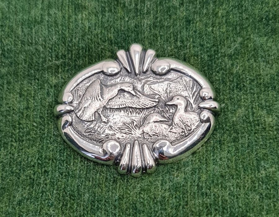 Podoabă de vânătoare din argint masiv scenăcu rațe sălbatice