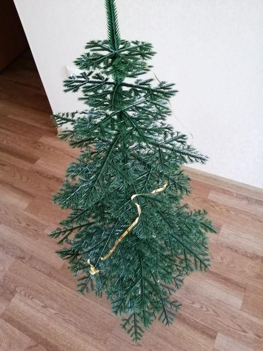Продаются новогодние елки две штуки