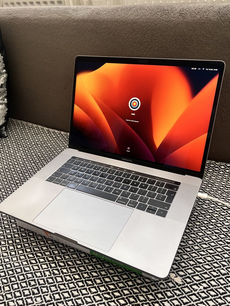 MacBook Pro 15” Touchbar. i7. Radeon PRO 555x. 16GB RAM. 256GB SSD