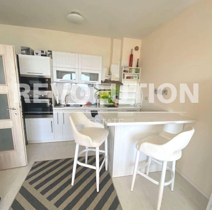 Тристаен апартамент в м-т района на Ален Мак!