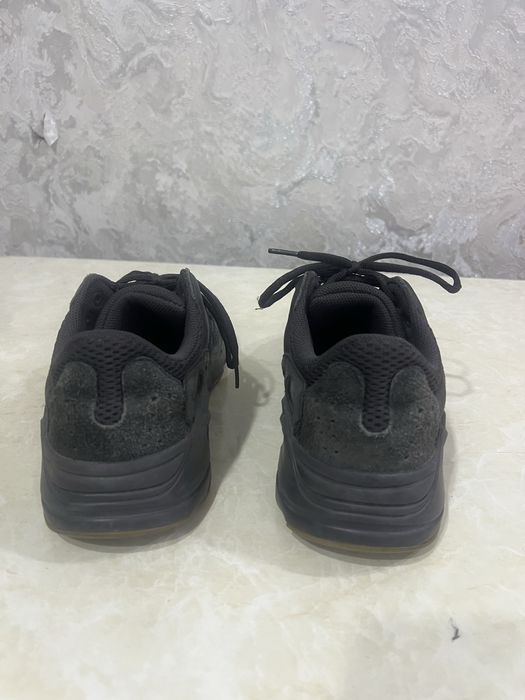 Adidas yeezy boost 700 v1