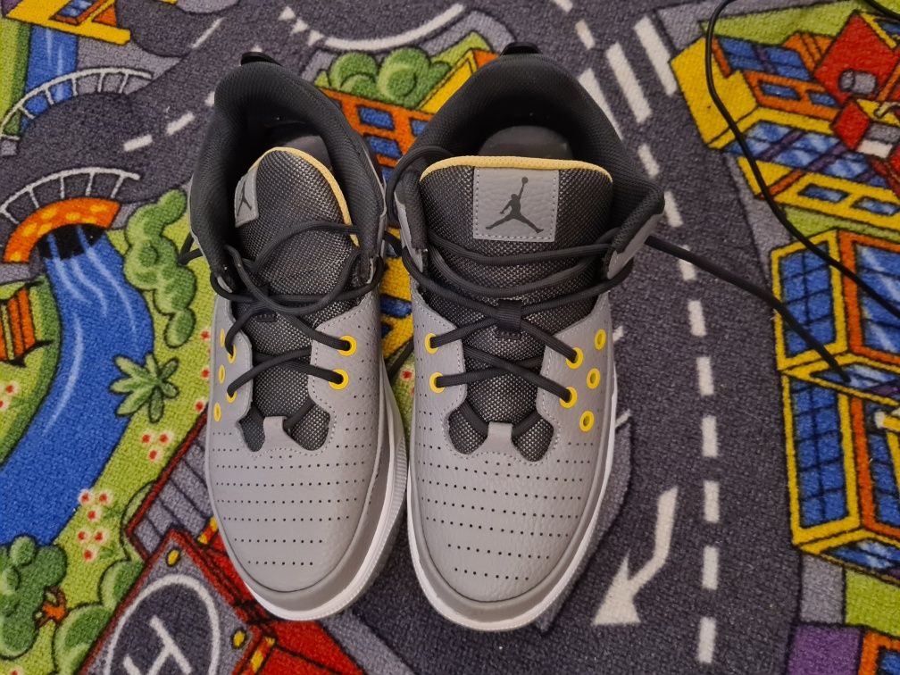 Vând sacou Tommy hilfiger s  geaca versace s  și adidași puma