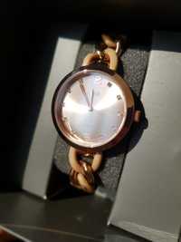 Продавам дамски часовник Loisir - сертификат и луксозна кутия.