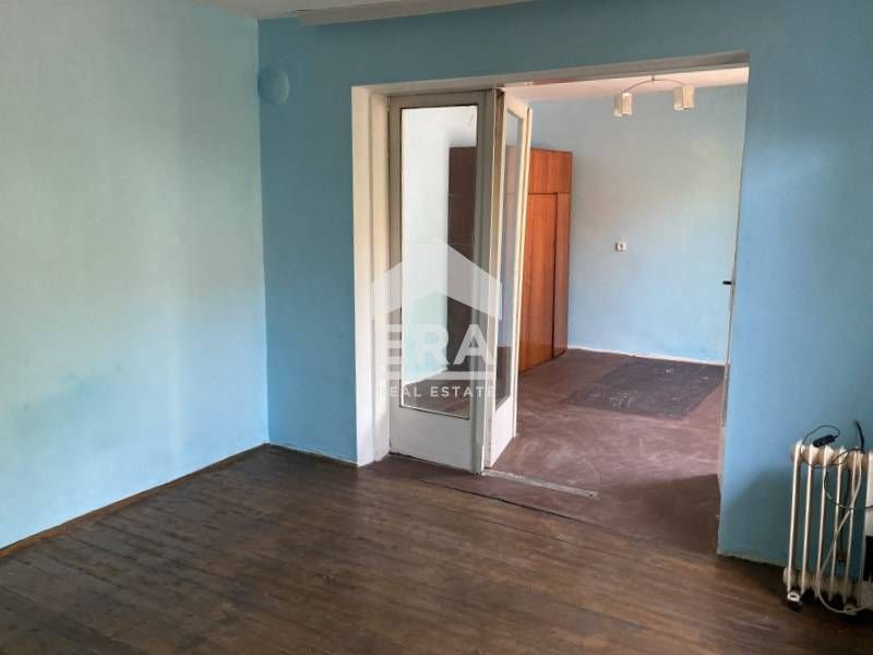 Eксклузивна едноетажна къща за продажба с лице на главна улица, гр. Пр
