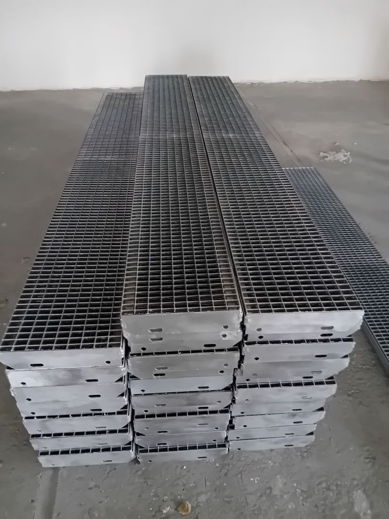 Scara metalica zincata 4mm grosime în stoc