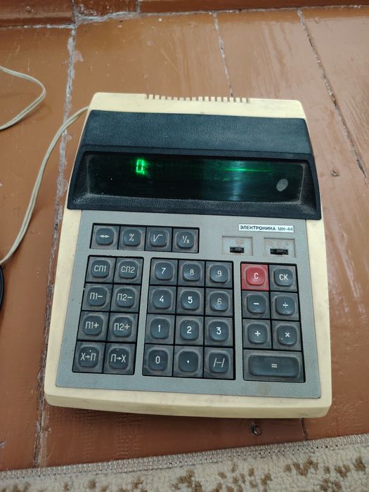 Продам калькулятор 1981года. Работает от сети.