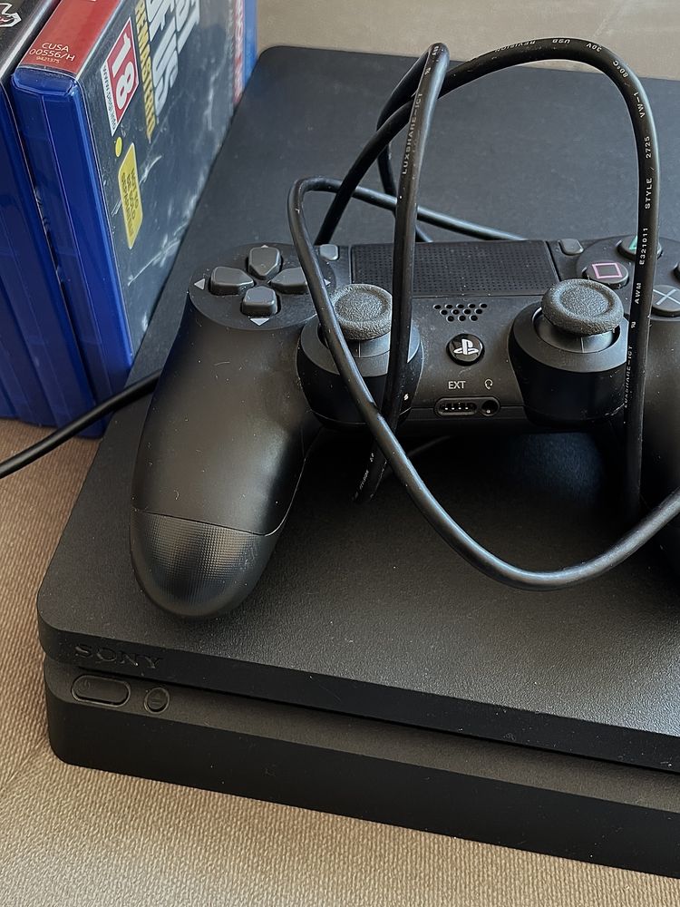 PlayStation 4 Slim / PS4 Slim 1TB с джойстик и четири игри