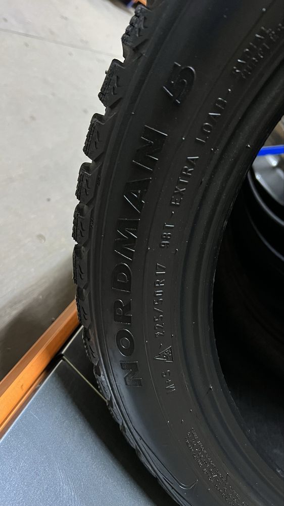 225/50 R17 СРОЧНО! Продаю зимние шипованные шины Nokian Nordman 5