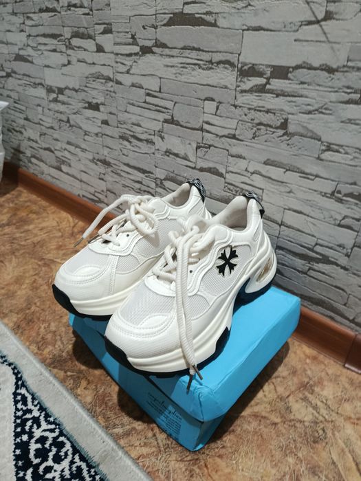 Кроссовки женские