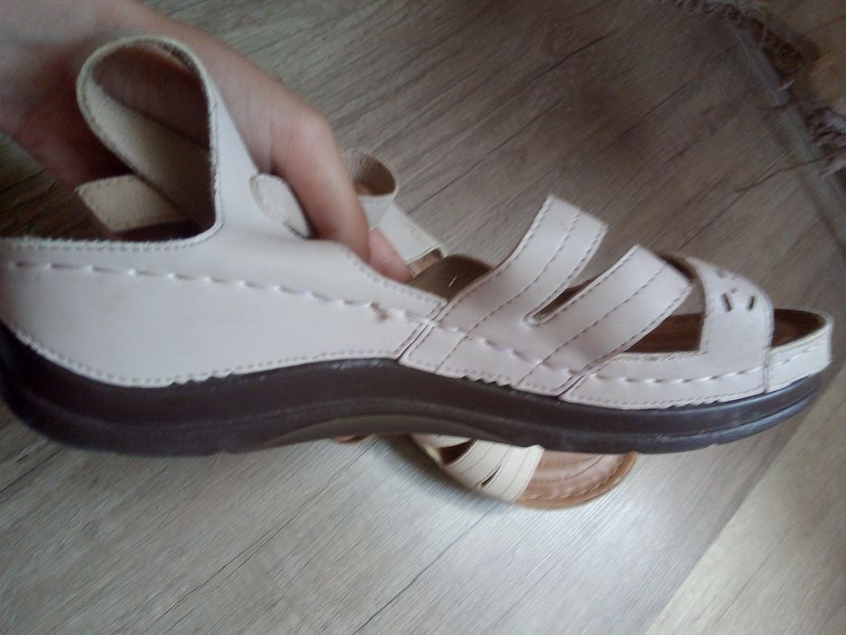 Дамски сандали в бежово