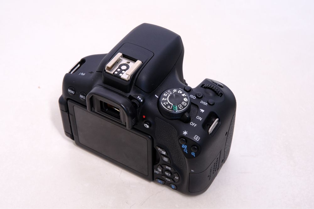 Canon EOS 750D + EF 50mm f/1.8 + EF-S 18-55