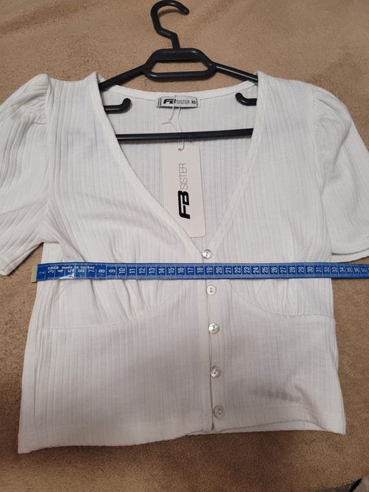Bluză albă FB Sister, cu nasturi, stil romantic – mărimea XS