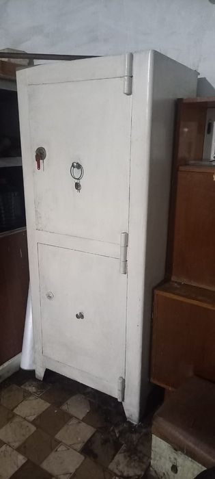 Продам сейф металлический