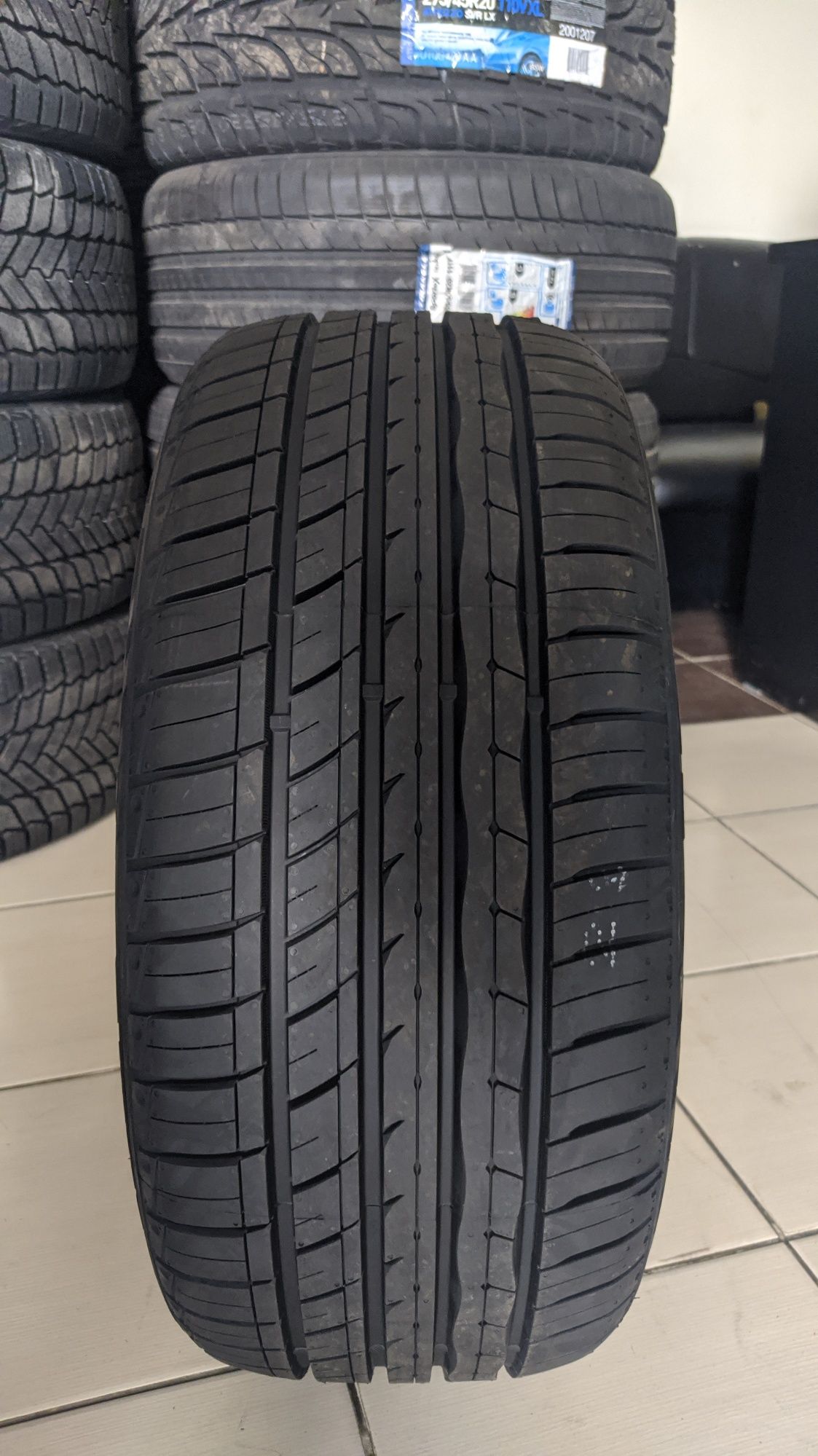 205/50R17 Roadx U11