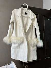 Бяло палто с пух