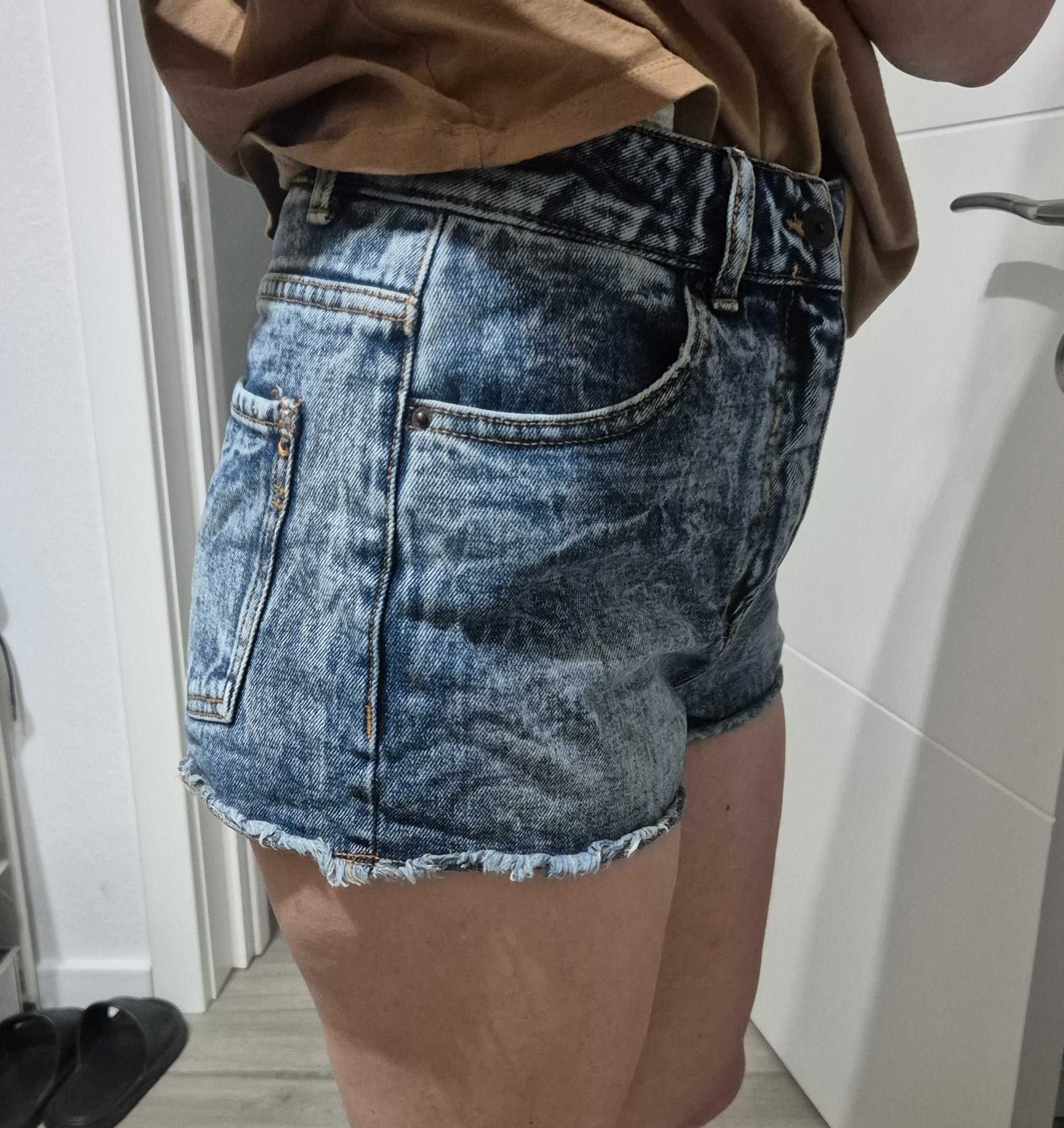 Vand pamtaloni scurti marimea 38 bershka