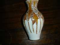 Продавам красива керамична ваза   релеф и оптекаем рисунък по нея