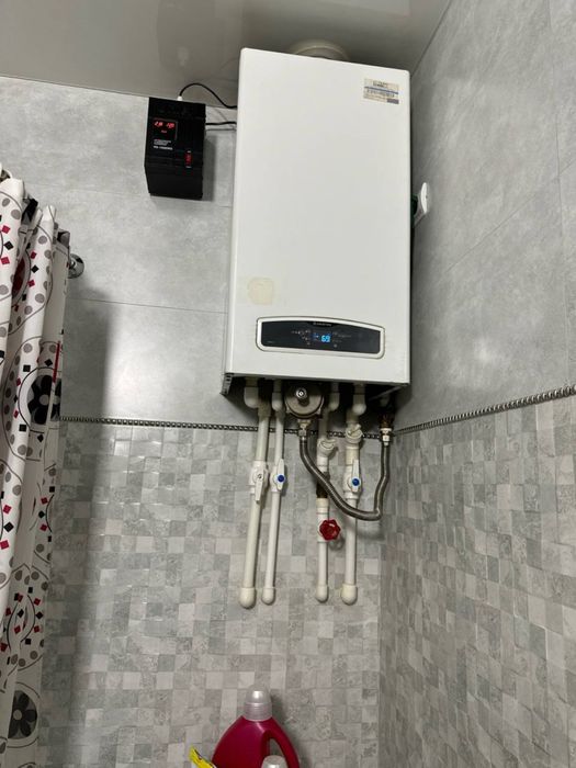 Продаётся двух контурный котёл Аристон .