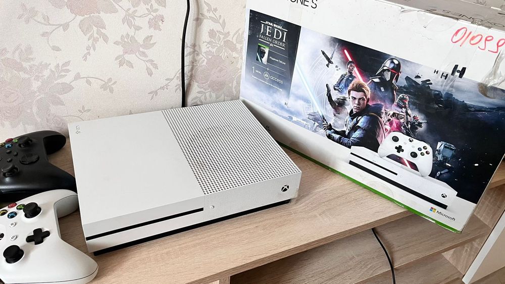 X Box One S 1тб в комплекте 2 джойстика и игра ЮФС 4