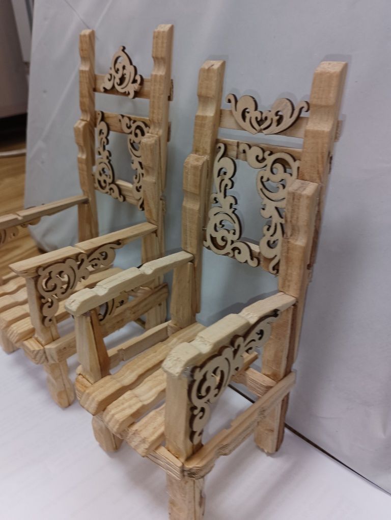 Ръчно изработени дървени столчета с декорация от скандинавски мъх
