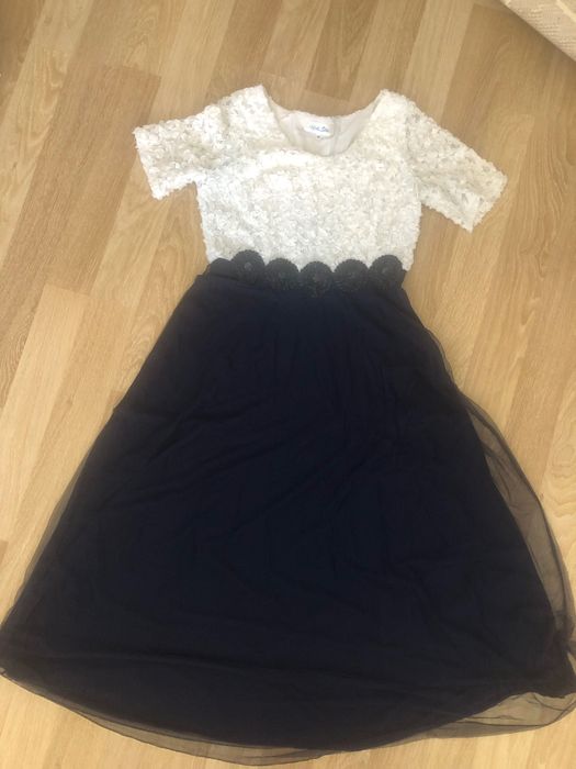 Rochie de seara lunga, alb cu albastru
Mărime 46
Lungime 150 cm