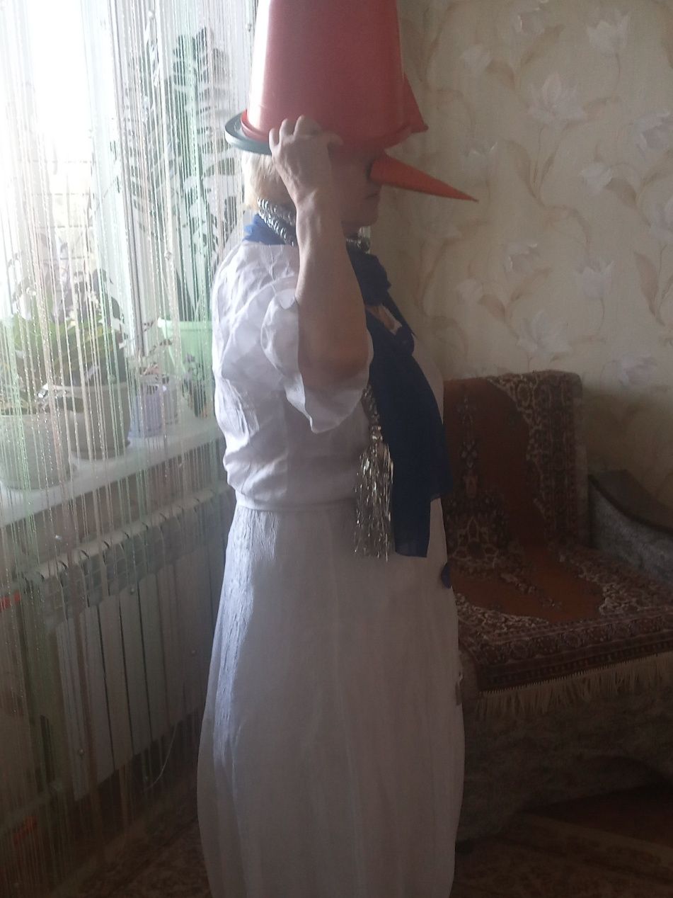 Костюм Снежной бабы и костюм цыганки.