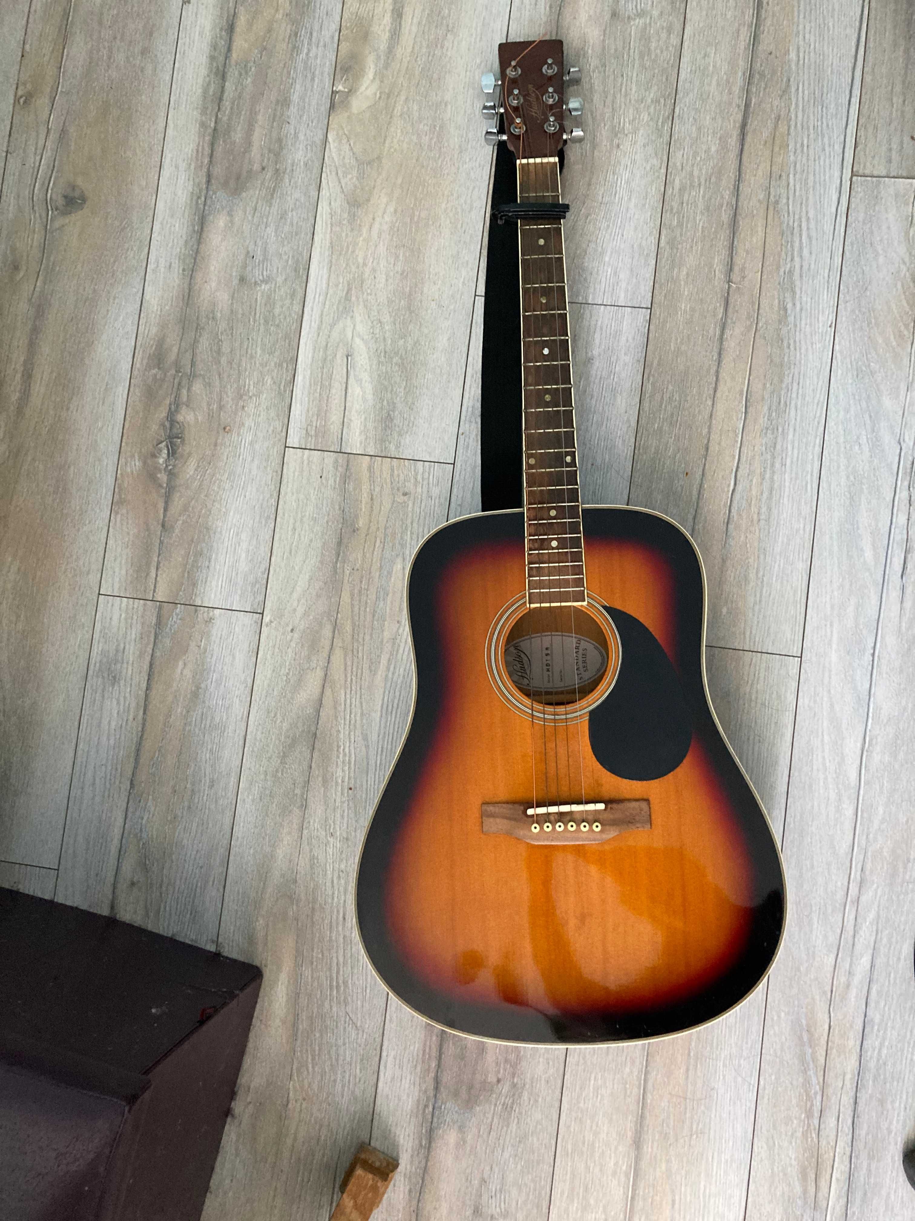 Продавам Акустична Китара Hudson с колан и капо