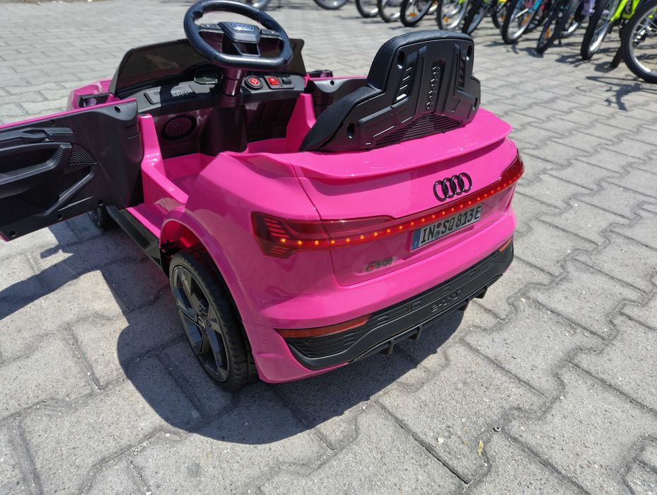 AUDI Акумулаторен джип SQ8 e-tron мет. Розов